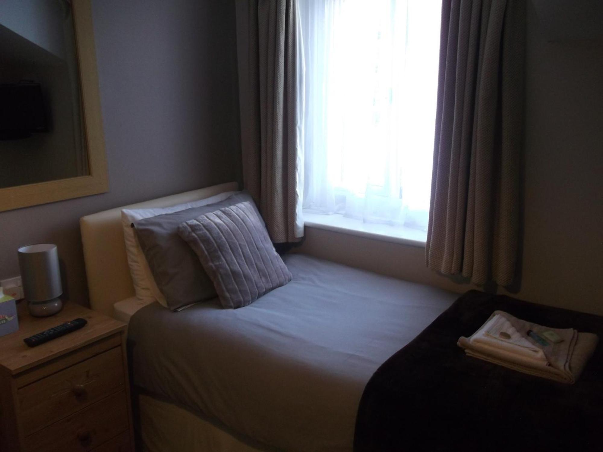 Twin Room Private Bathroom