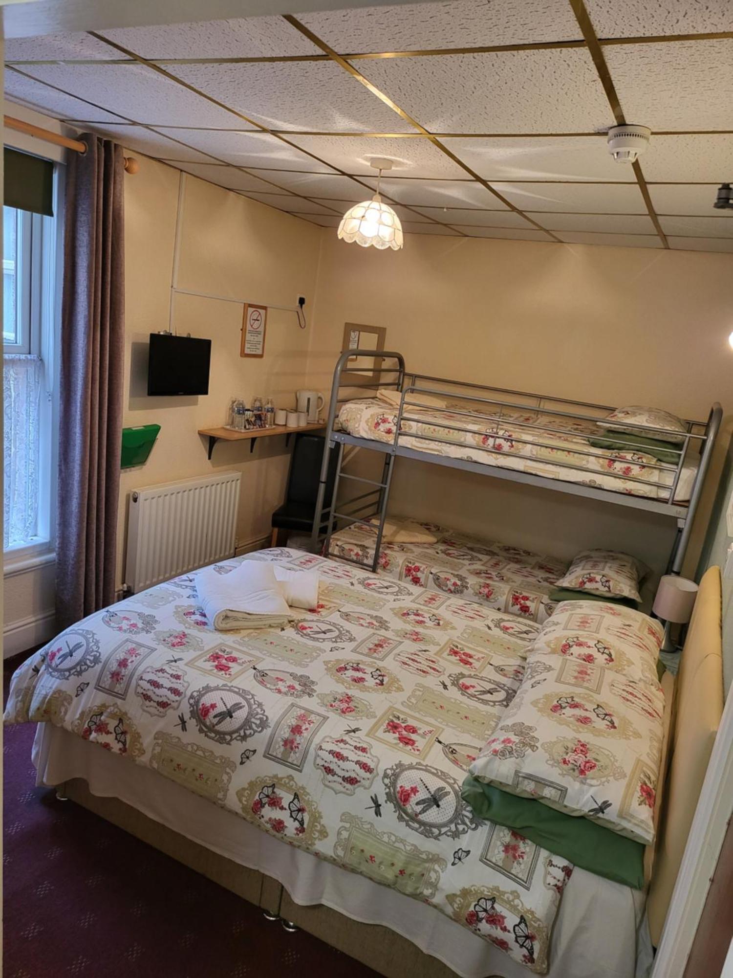 Family Room with Private Bathroom,1529603032:JPEG