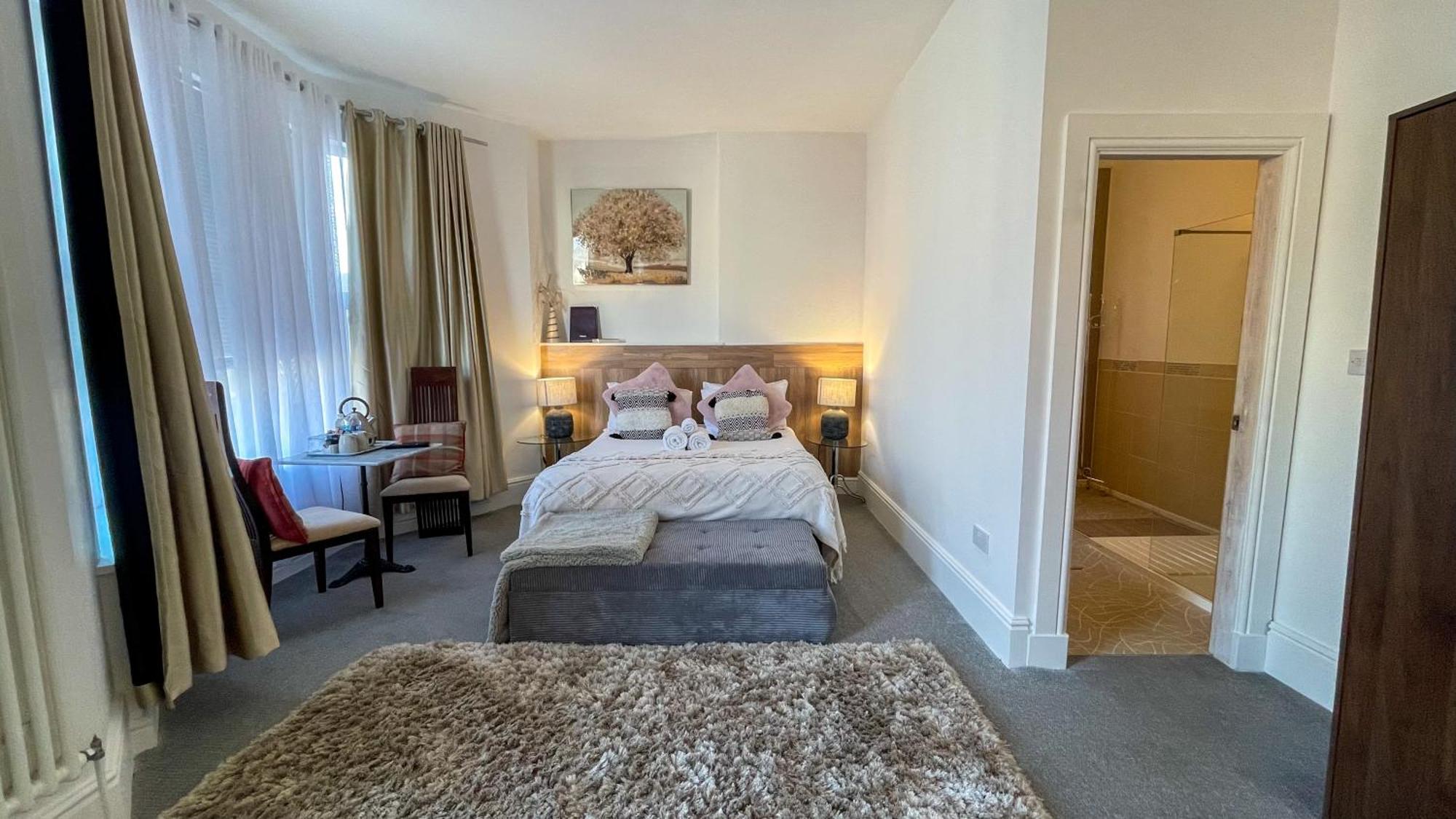 Deluxe Double Room with Side Sea View