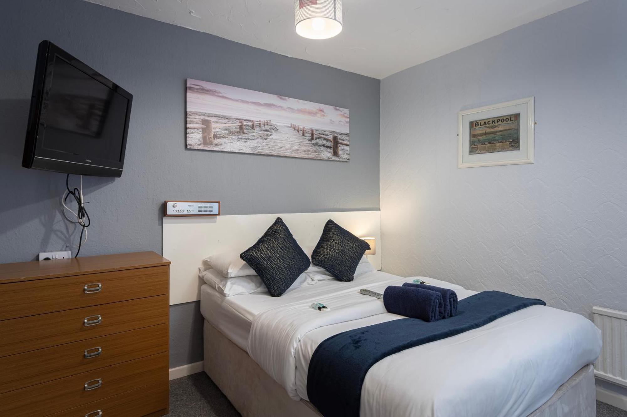 Small Double Room,1742871901:JPEG