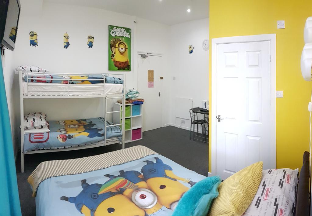 Spacious Family Room,414464502:JPEG