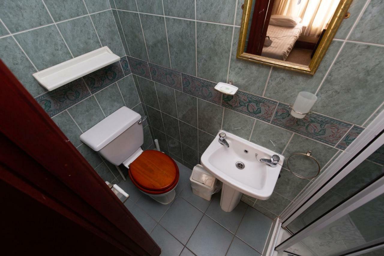Family Room Shower Sleeps 5