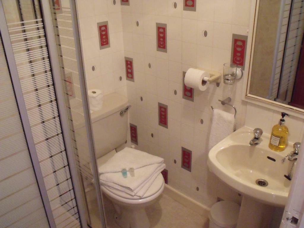 Twin Room with Shower