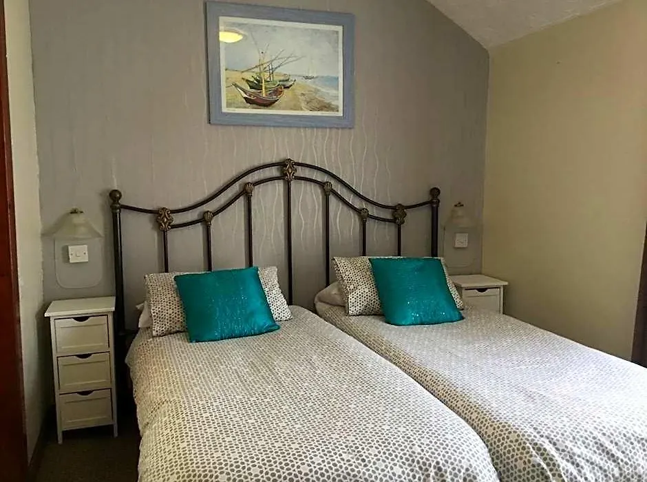 Kirkstall Guest House-1