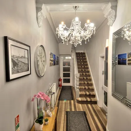 Rossall Guest House -Ideal For Families & Couples-3