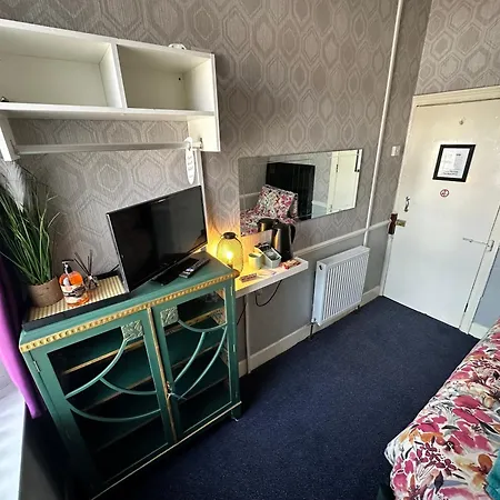 B&B Runway Blackpool - Minutes From Winter Gardens - Dog Friendly - Exceptionally Quiet - Very Close H&A Social Club (Adults Only)-3