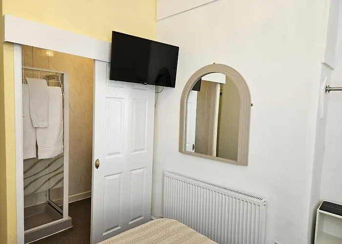 Beverley Dean - Children Over 5 Years Welcome - Continental Breakfast Blackpool